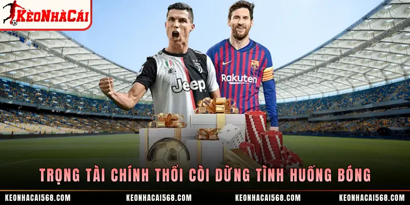 Trọng tài chính thổi còi dừng tình huống bóng